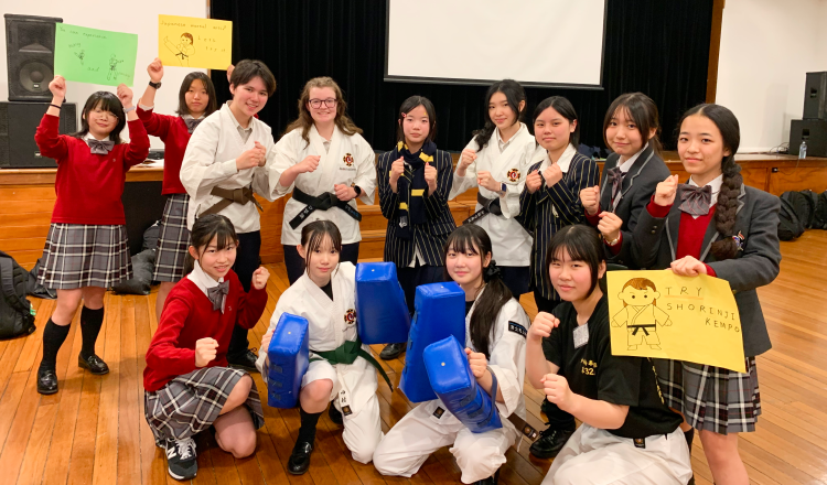 後方右から2番目にM.I.さん。とっさに出た短い会話で心通い合うシーンも