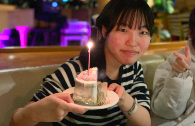 旅行中に誕生日を迎えたY.N.さん。サプライズのケーキで同級生たちとの仲も深まりました