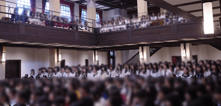 講堂で歌う立教女学院3年生の写真