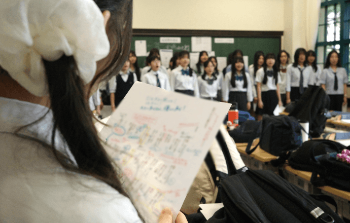 多くの書き込みがある楽譜を手に練習する生徒の写真