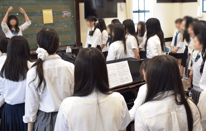 立教女学院の音楽室で練習する生徒たちの写真