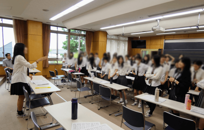 練習する生徒たちの写真