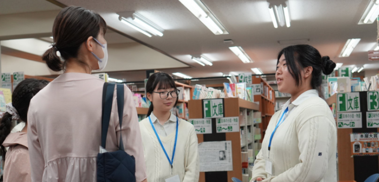 校内ツアーを案内する広報スタッフ