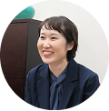 中1学年主任を務める、社会科担当の齊藤あずさ先生
