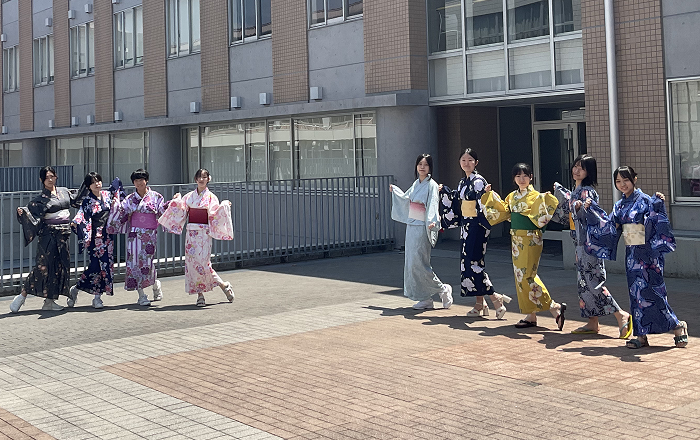 講座を終える頃には着付けが上達し、笑顔で浴衣姿を見せ合う生徒たち