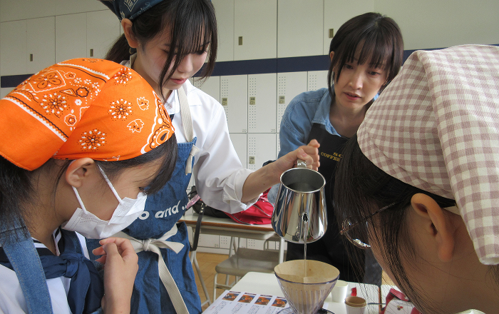 自身もコーヒー好きな齊藤先生。世の中にある楽しいことを知ってもらい、そこから社会勉強にもつなげる