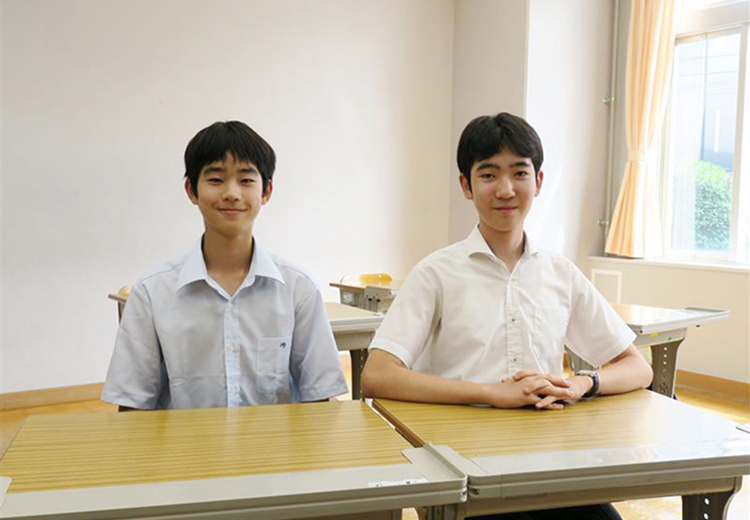 お二人が所属するESS部や男子バドミントン部では中高生が一緒に活動し、高校生との交流も生まれている