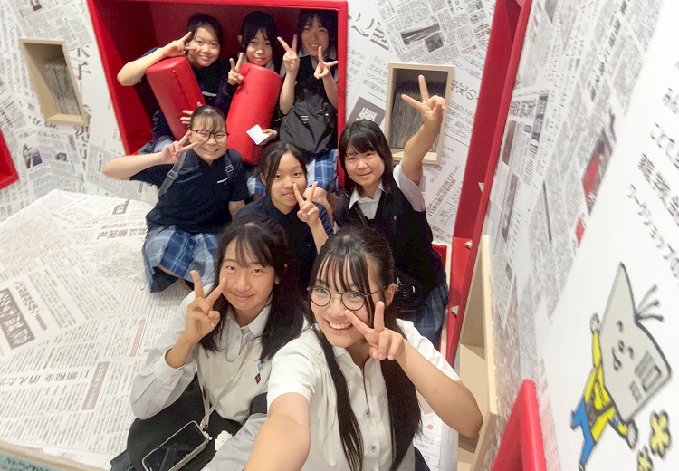 校外学習の様子。校外学習は3学年合同の班で実施。行き先や昼食の場所も生徒たちで話し合って決める