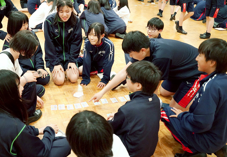 Move on Campの様子。対面式の内容やチーム分けは、2・3年生が前年度の3学期から準備を進める