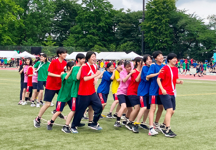 体育祭の様子。体育祭の大縄跳びはクラス対抗。各組が練習に工夫を凝らしている