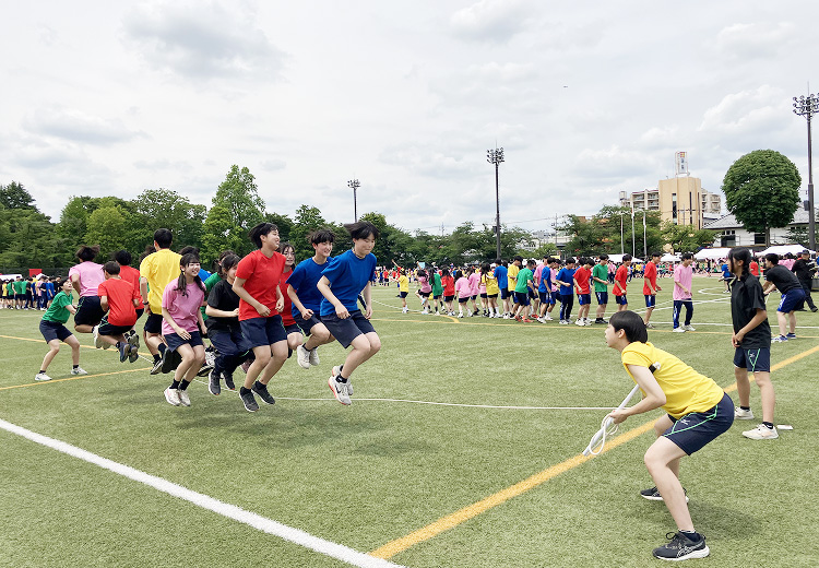 体育祭の様子。体育祭の大縄跳びはクラス対抗。各組が練習に工夫を凝らしている