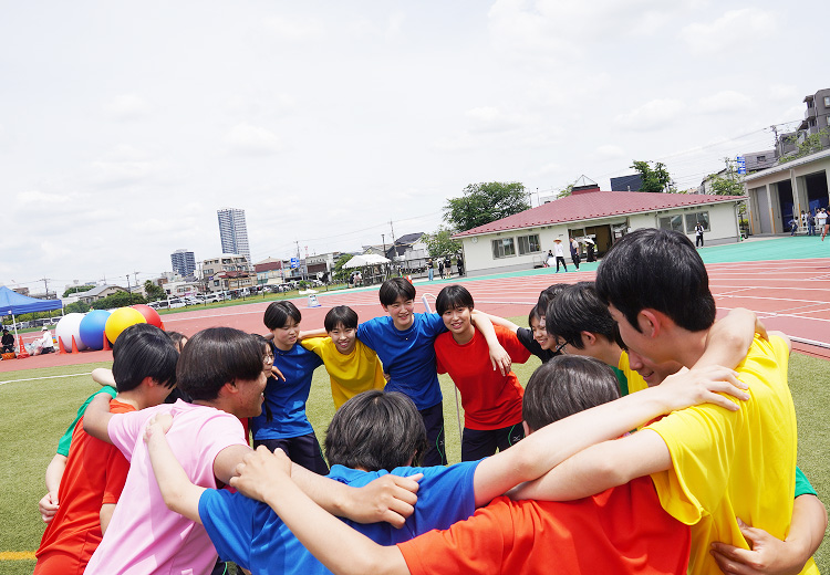 体育祭の様子。体育祭の大縄跳びはクラス対抗。各組が練習に工夫を凝らしている