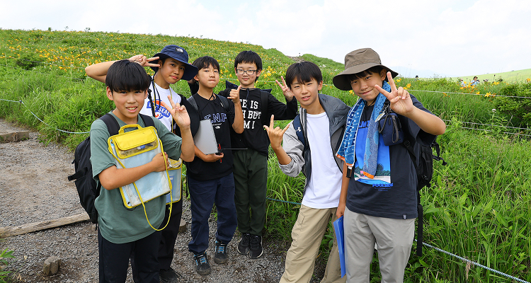 6人の班で記念撮影。右から2番目はY.B.さん