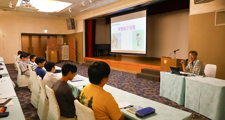 学習会2日目の様子。先生が鳥の説明をしています