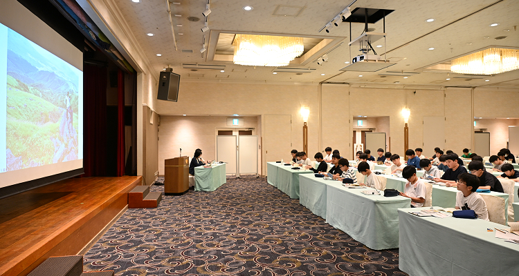 学習会で真剣に話を聞く生徒たち