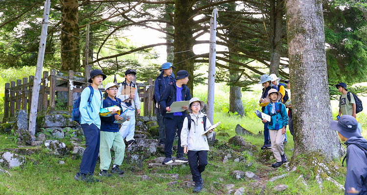 旧御射山遺跡を見学する生徒たち