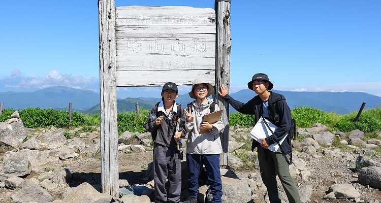 東山山頂での記念撮影。中央がR.N.さん