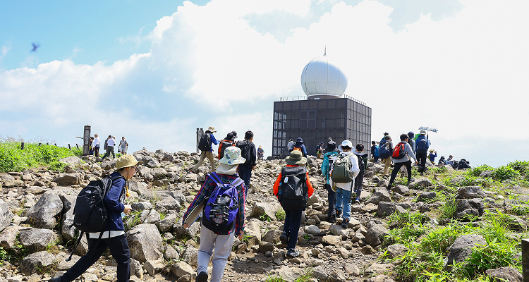 東山山頂で気象レーダー観測所に向かう生徒たち