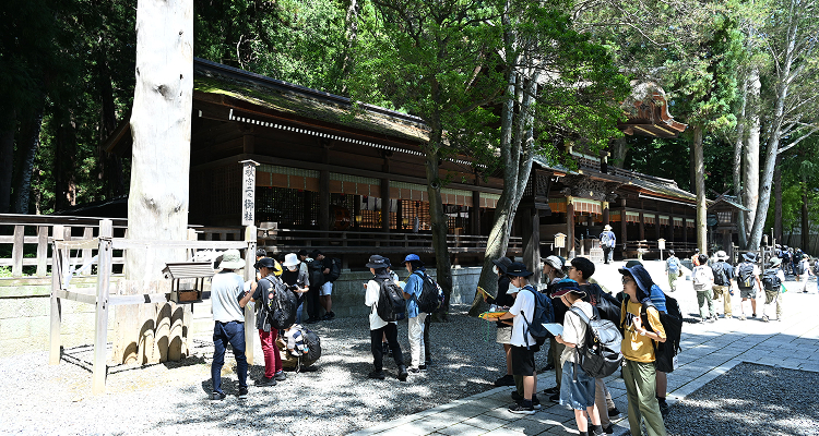 諏訪大社下社秋宮を見学する生徒たち